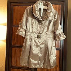 CLASSIC TAN SHIMMER LIGHTWEIGHT-JACKET;POCKETS, PUFF FLUTE CUFF, DOUBLE COLLAR